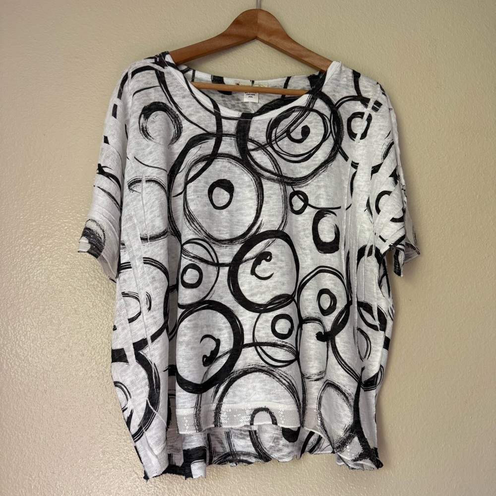 IMPULSE CALIFORNIA Chic Black and White Swirl Blouse